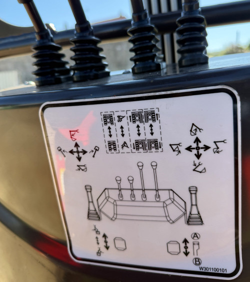 Mini Excavadora Kubota Hauser XR12-9 23HP Diesel Orugas retráctiles Mandos pilotados Giro lateral