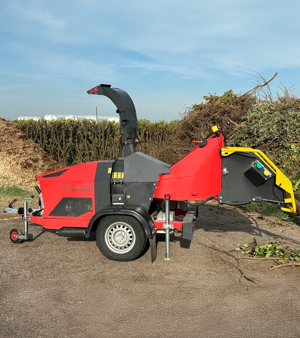 Biotrituradora profesional remolcable Caravaggi CP-210 Gasolina 38HP 210MM