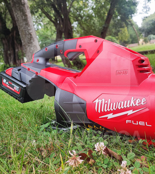 Soplador batería Milwaukee M18 FUEL F2BL-802 (x2 bat 8.0 Ah + cargador)