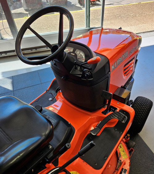 Tractor cortacésped segunda mano Kubota G23 II HD 122cm 898 cc