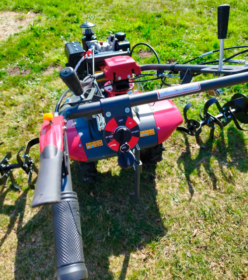 Motoazada diesel Roteco Europa 1100 semi-profesional caja fundición (con ruedas y arado)