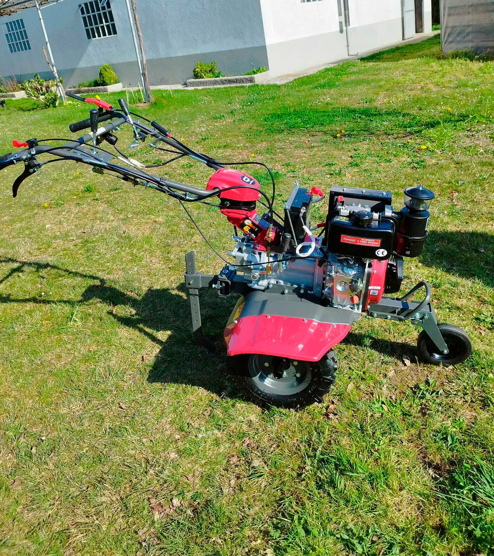 Motoazada diesel Roteco Europa 1100 semi-profesional caja fundición (con ruedas y arado)